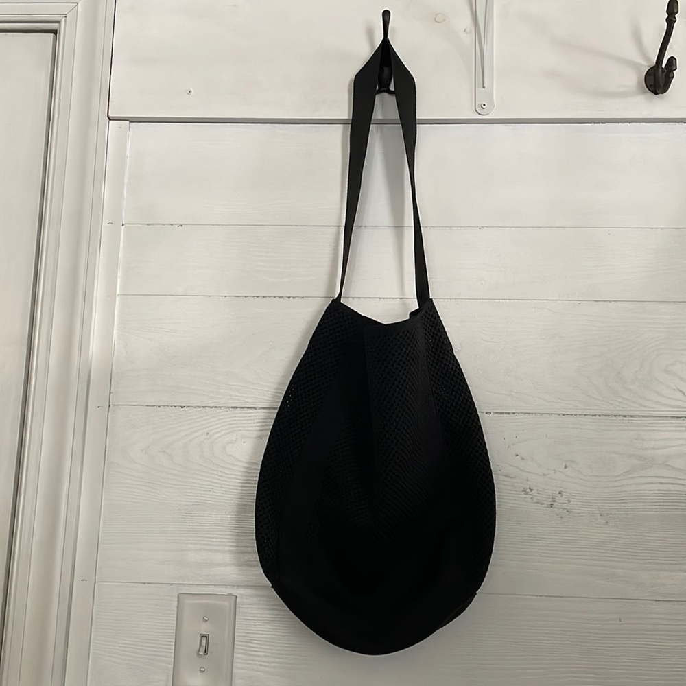 EUC Everlane Do-it-all tote- black